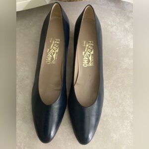 SALVATORE FERRAGAMO navy shoes pumps Sz 10 Narrow EUC leather Italy